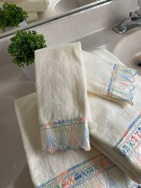 Avanti Cream Bath Towel Set with Pastel Embroidered Trim